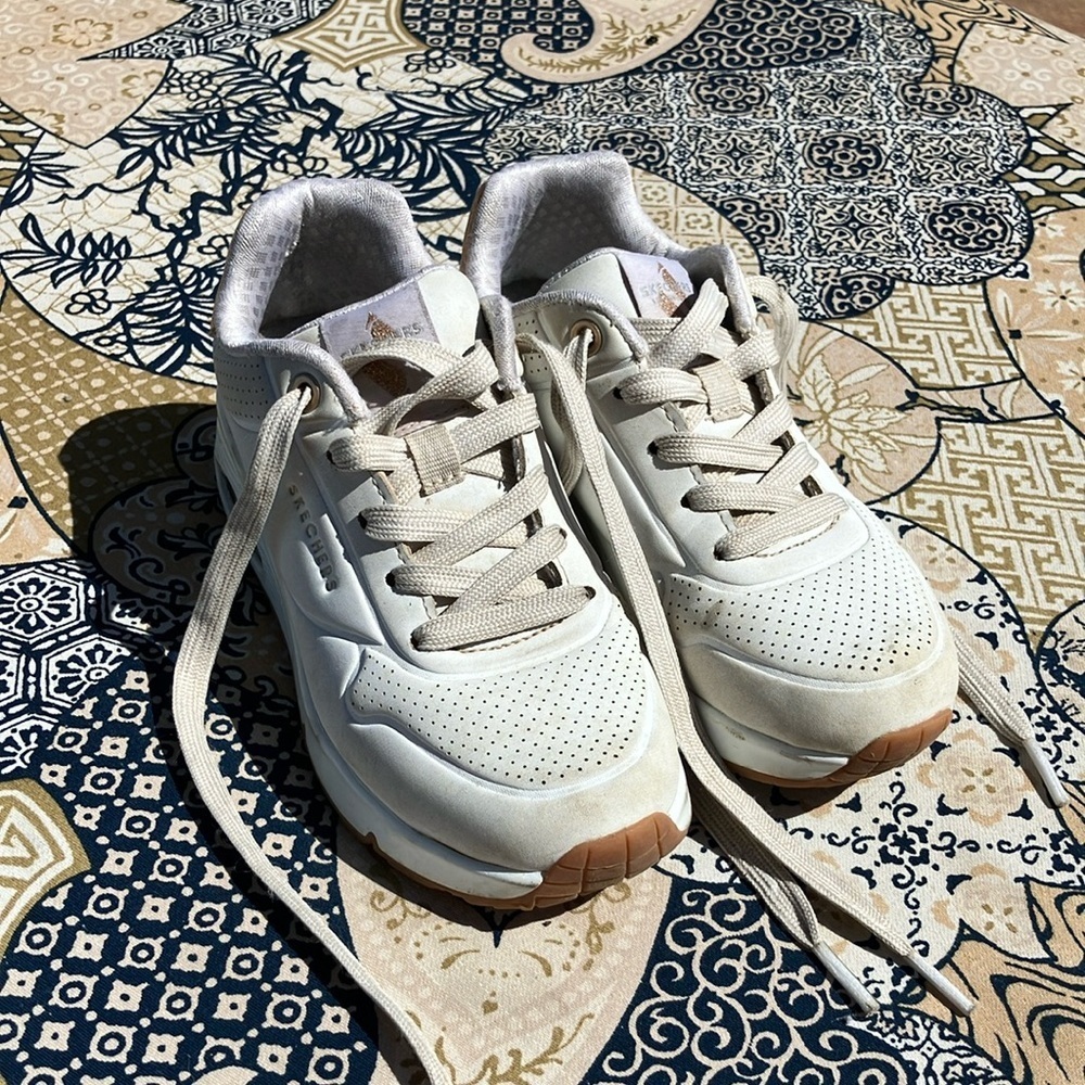 Skechers big kids 12 white sneaker with gold accents and memory foam
